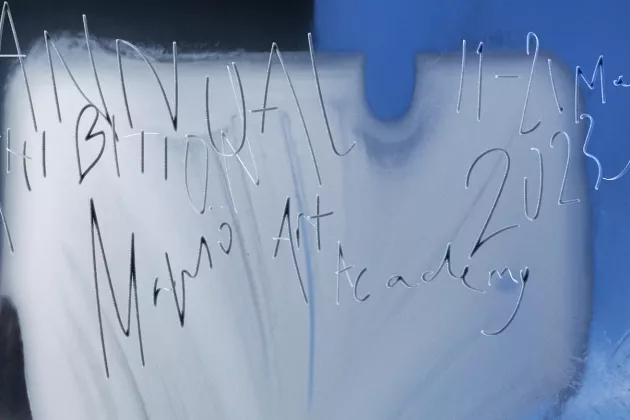 abstrakt handritad text på bakgrund med mjölk på ett fönster. 