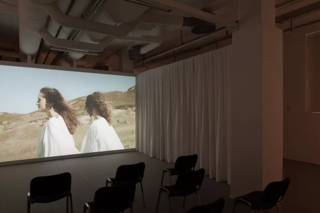 Filmvisning i galleri. Foto.