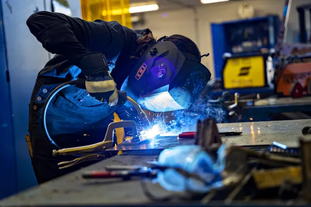 En person som svetsar. Foto.