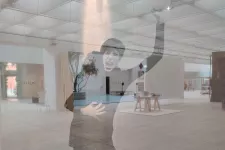 en spegling av ett galleri och en person med armen i luften och öppen mun