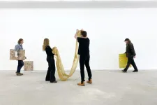 personer som installerar en utställning. foto.